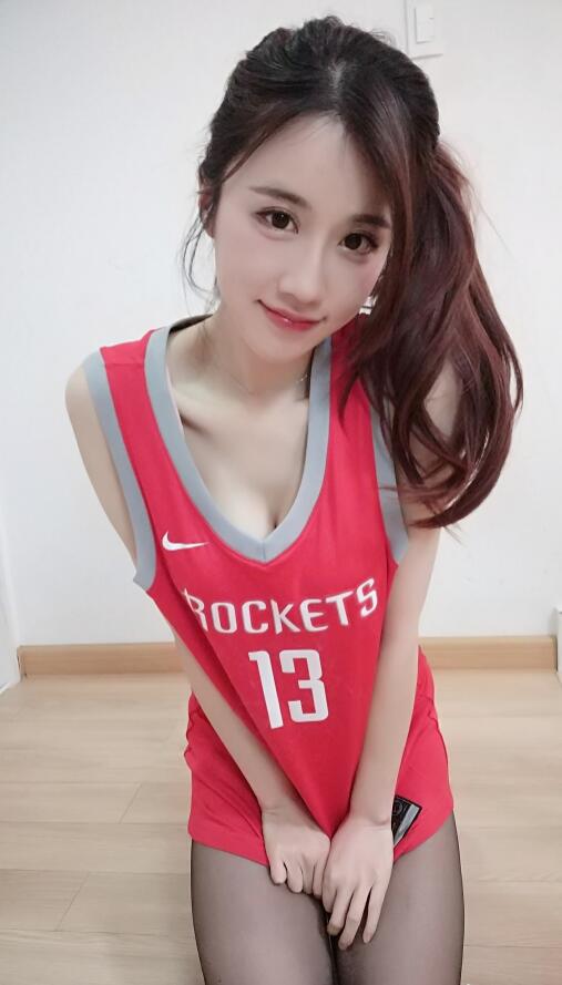 轩子巨二兔最满意的写真图片资源 轩子巨2兔2019性感旗袍美腿图