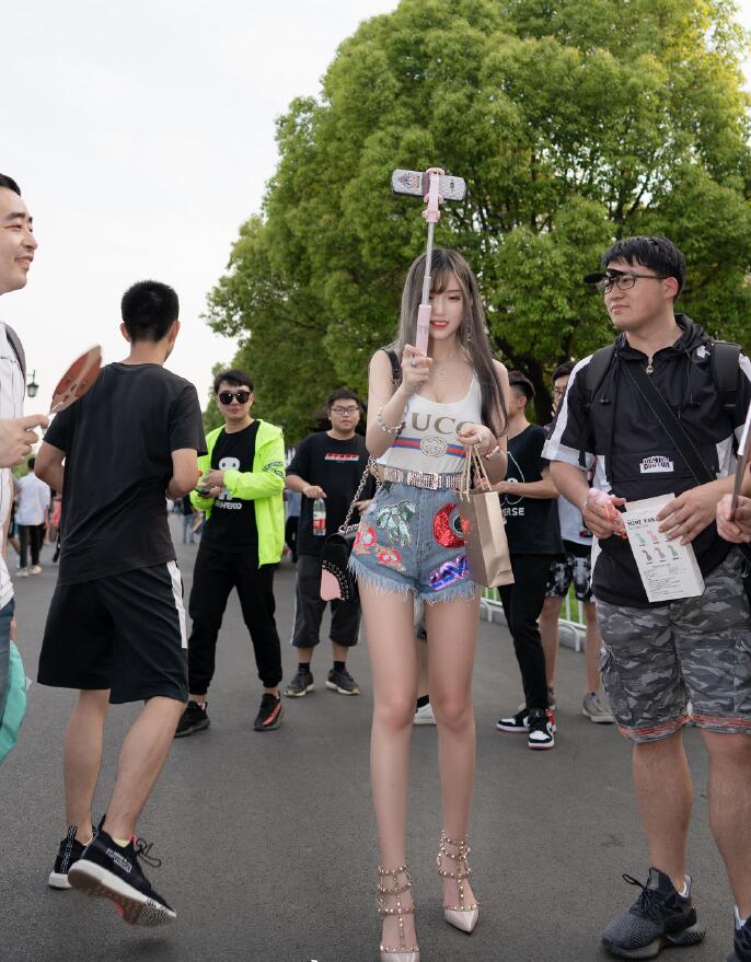 斗鱼嘉年华现场第一女神腐团儿Ikaros高清全身性感福利泳装图片