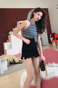 抖音温婉近期生活照写真图片 停车场那个女孩还是那么美