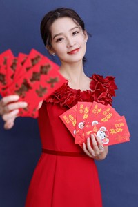 鸡腿姑娘李沁红色长裙喜庆甜美写真