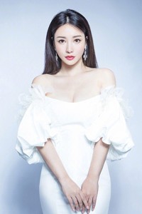 柳岩丰满露肩白裙&抹胸长裙百变造型养眼性感写真
