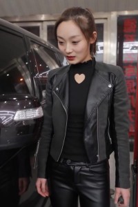抖音玩车女神宛如照片欣赏 网红玩车女神微博生活照性感写真