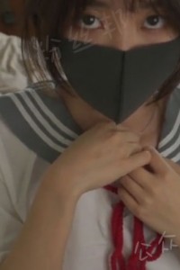 网传疑似抖音芝芝桃桃戴口罩视频，而是博主hongkongdoll作品，女神室友穿JK接受简短采访