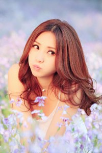 优美绝伦 柳岩春日写真露美背