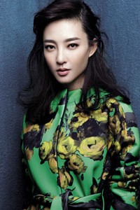 素颜女神王丽坤清丽绿装展霸气