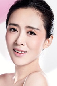 颜丹晨精致妆容明艳照人