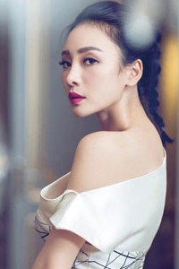 乳神柳岩气质优雅女神范十足