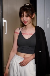 抖音网红痞幼素颜生活照套图，网红痞幼紧身裤照片，性感好身材遮不住