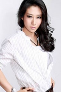 刘思彤新写真酷帅本色 白衫显洒脱气质