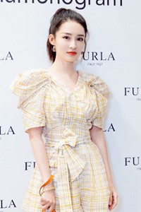 仙气美女李沁格子黄裙活动现场露修长美腿写真