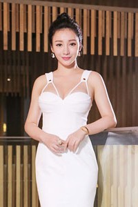 爆乳主持人柳岩白色礼服事业线惊人