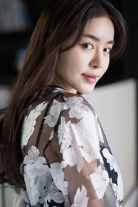 赵多娜透视上衣温婉不失妩媚
