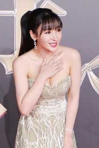微博之夜柳岩裹胸裙秀乳沟甜美撩人