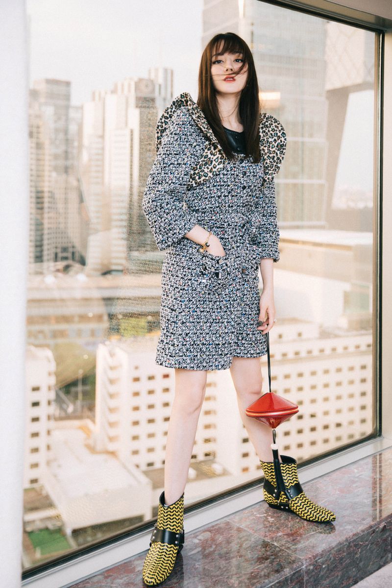 迪丽热巴高挑身材修长美腿品牌代言飒爽写真