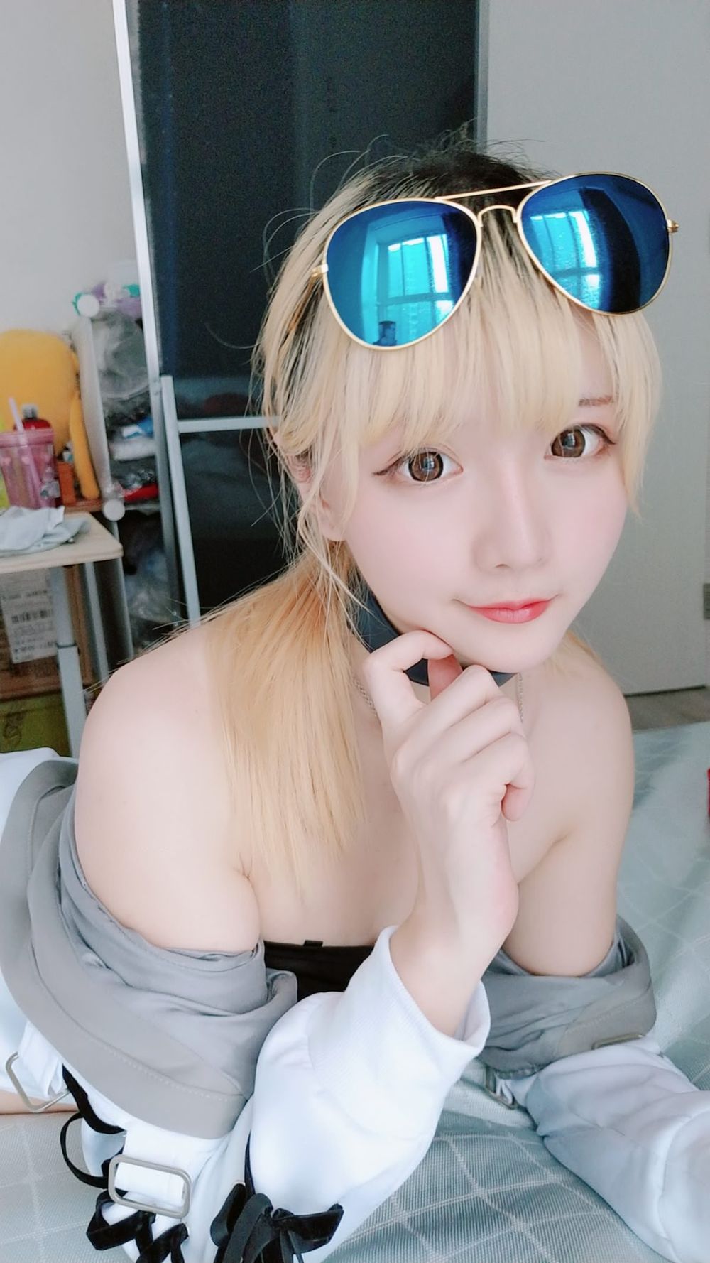 COSER萌妹子星之迟迟牛仔热裤抹胸内衣小蛮腰私房撩人写真