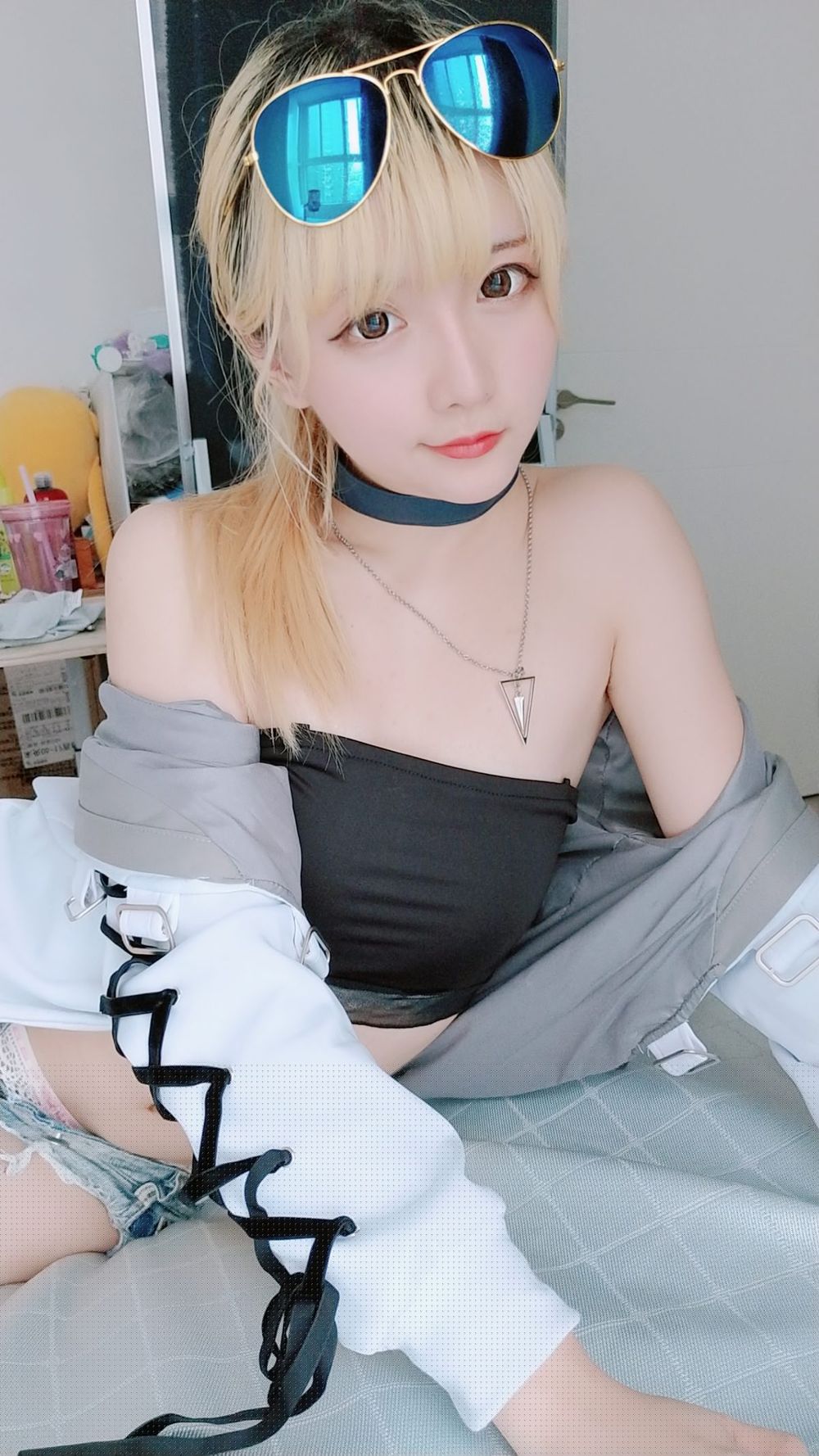 COSER萌妹子星之迟迟牛仔热裤抹胸内衣小蛮腰私房撩人写真