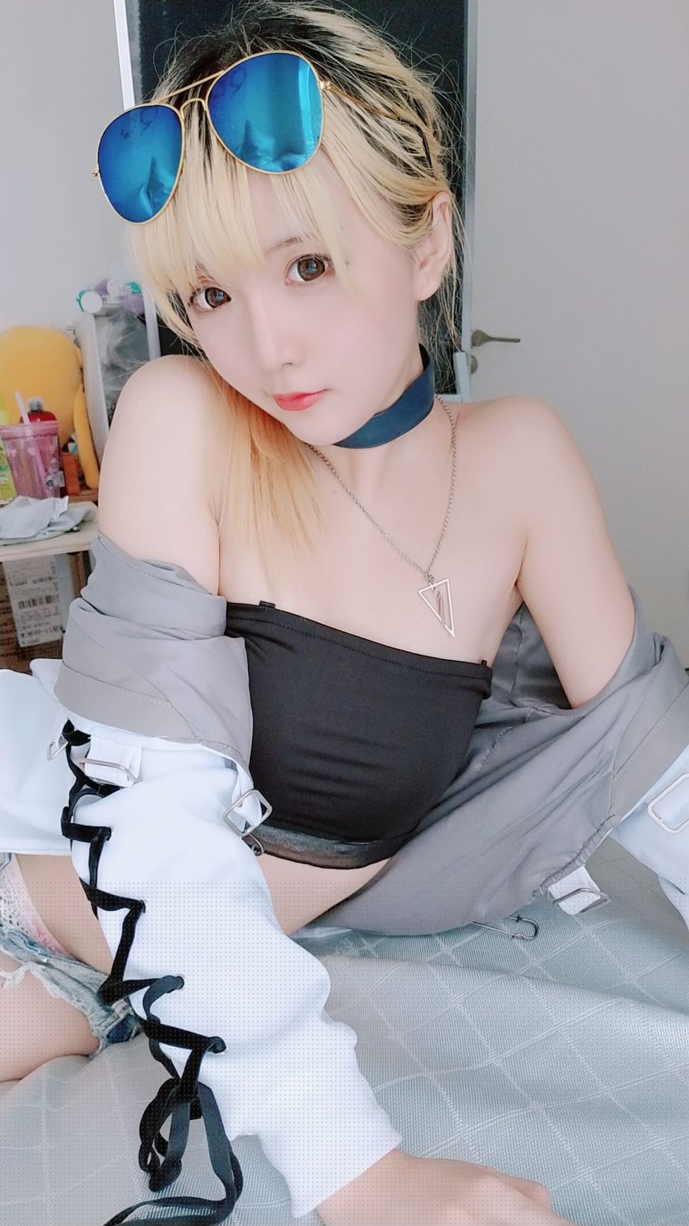 COSER萌妹子星之迟迟牛仔热裤抹胸内衣小蛮腰私房撩人写真