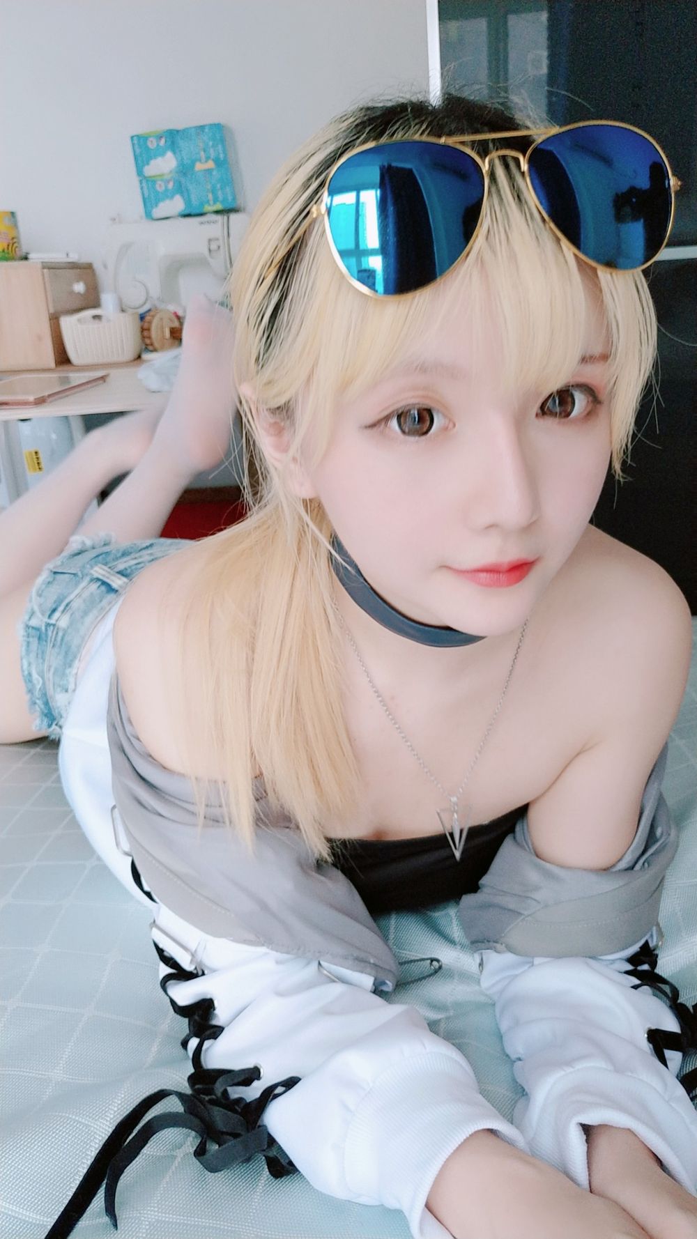 COSER萌妹子星之迟迟牛仔热裤抹胸内衣小蛮腰私房撩人写真