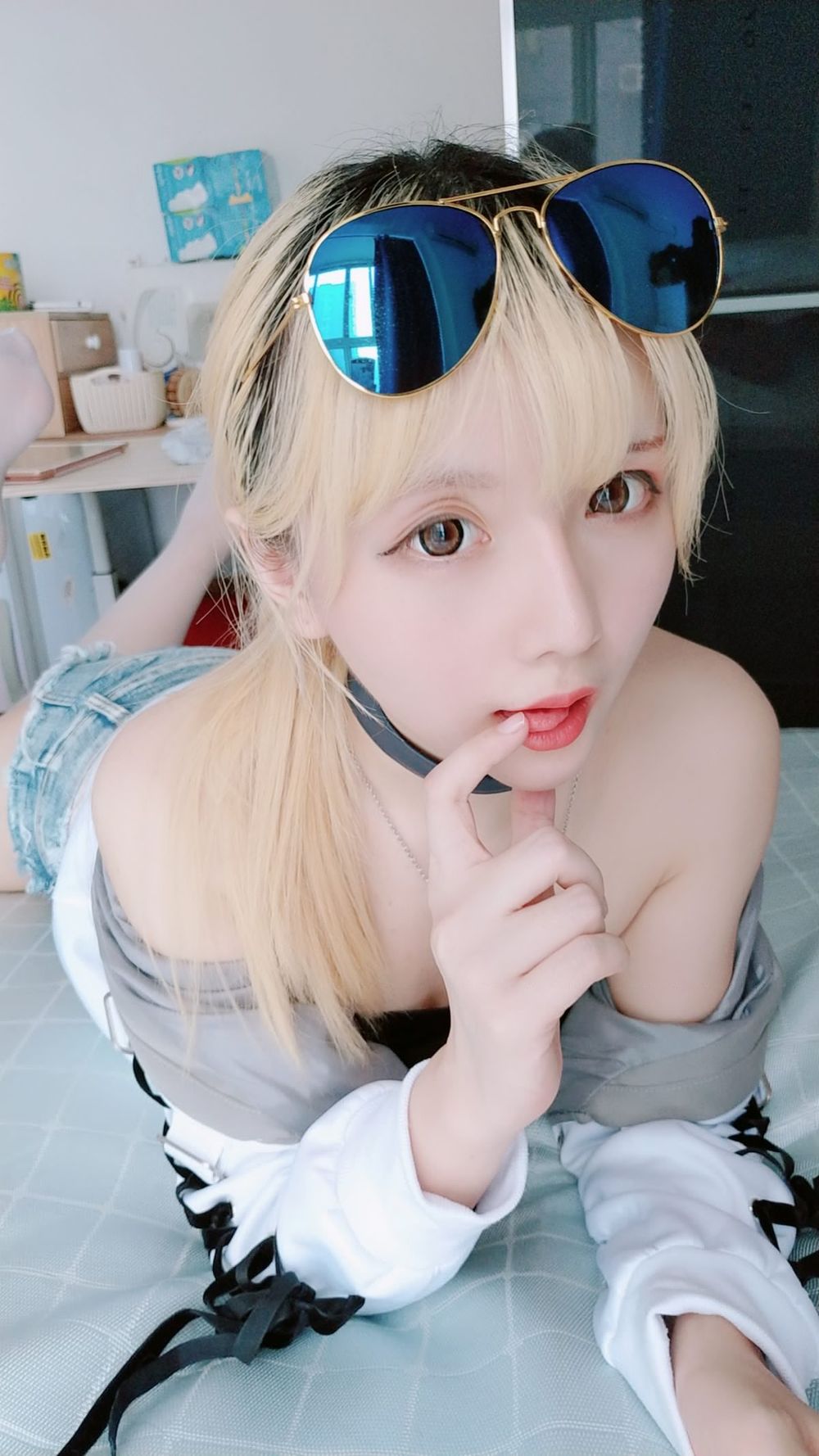 COSER萌妹子星之迟迟牛仔热裤抹胸内衣小蛮腰私房撩人写真