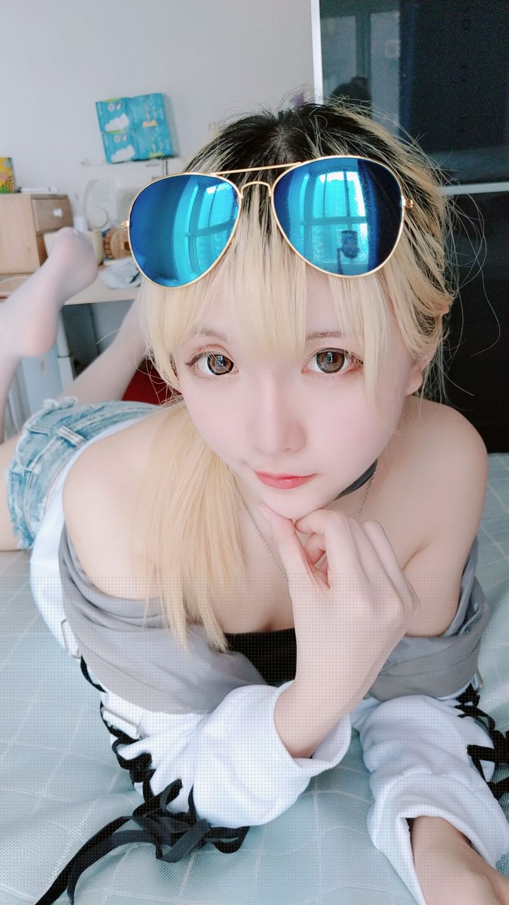 COSER萌妹子星之迟迟牛仔热裤抹胸内衣小蛮腰私房撩人写真