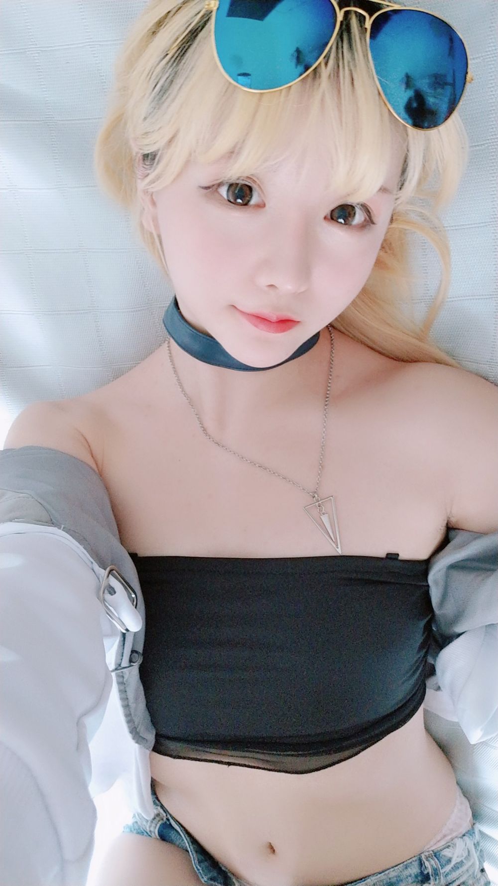 COSER萌妹子星之迟迟牛仔热裤抹胸内衣小蛮腰私房撩人写真