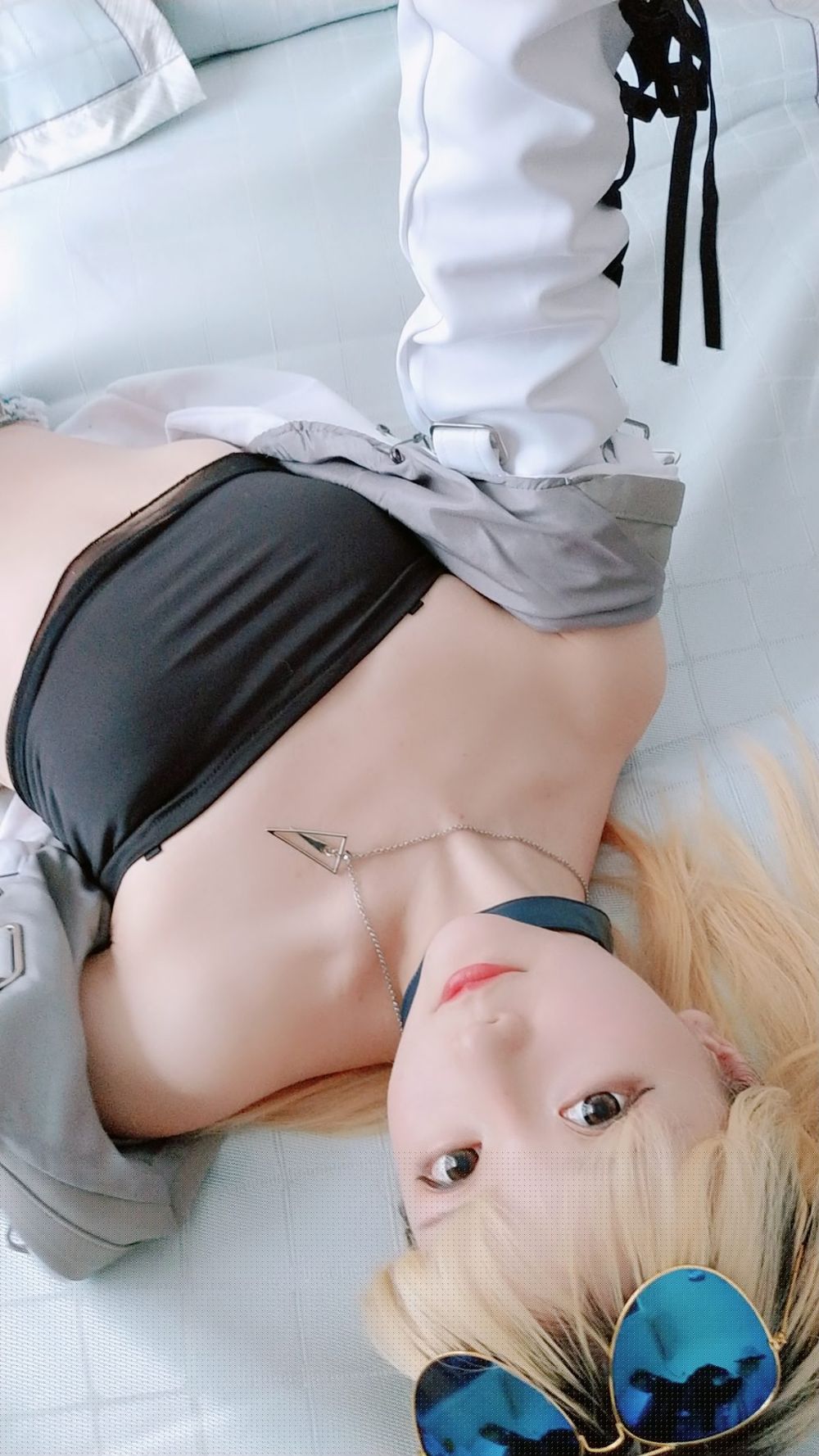 COSER萌妹子星之迟迟牛仔热裤抹胸内衣小蛮腰私房撩人写真