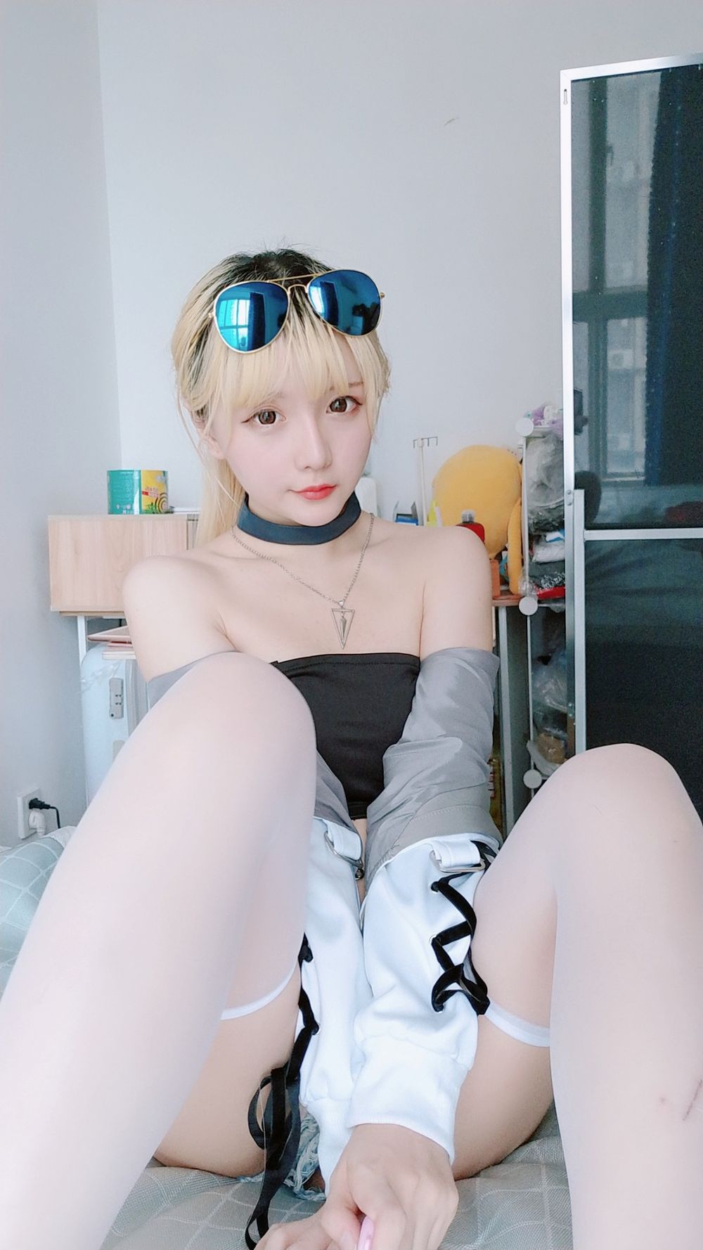 COSER萌妹子星之迟迟牛仔热裤抹胸内衣小蛮腰私房撩人写真
