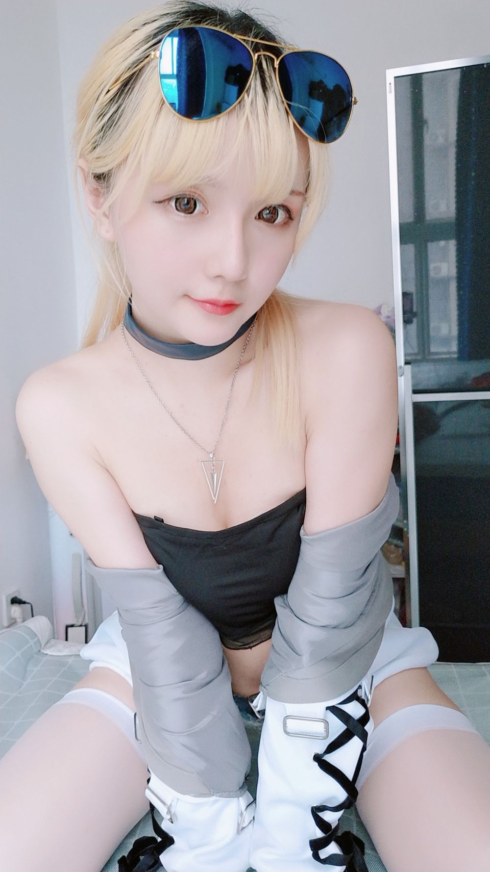 COSER萌妹子星之迟迟牛仔热裤抹胸内衣小蛮腰私房撩人写真