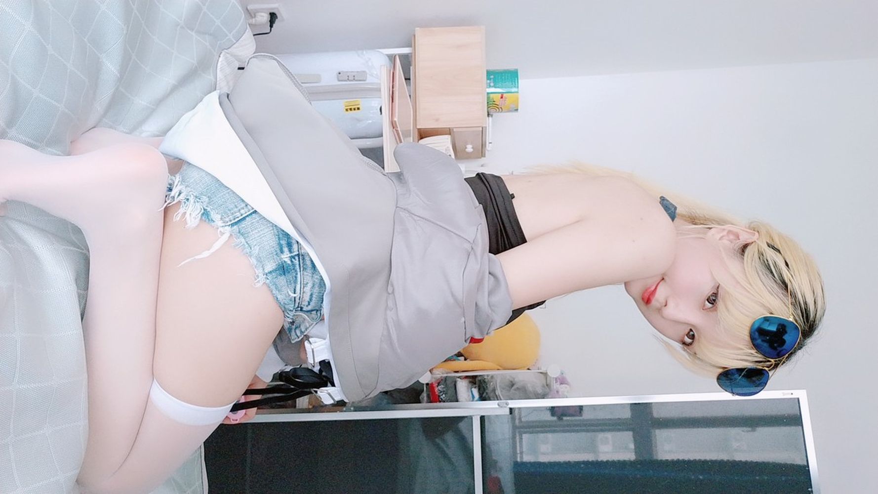 COSER萌妹子星之迟迟牛仔热裤抹胸内衣小蛮腰私房撩人写真