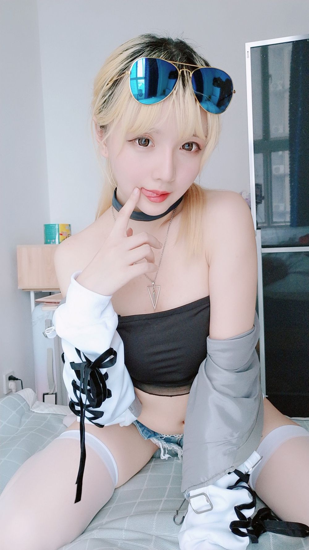 COSER萌妹子星之迟迟牛仔热裤抹胸内衣小蛮腰私房撩人写真