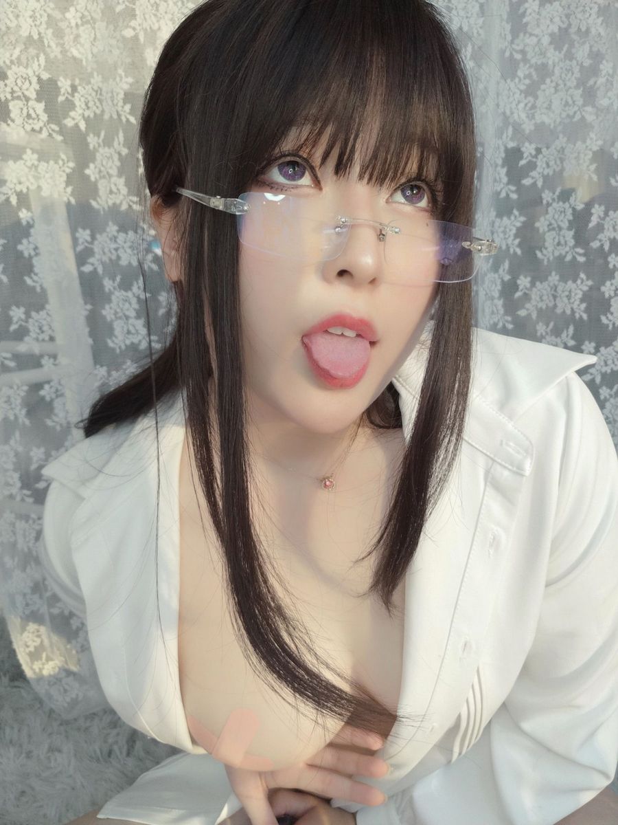 网络美女小容仔咕咕咕白衬衫微露小蛮腰创口贴OL主题套图
