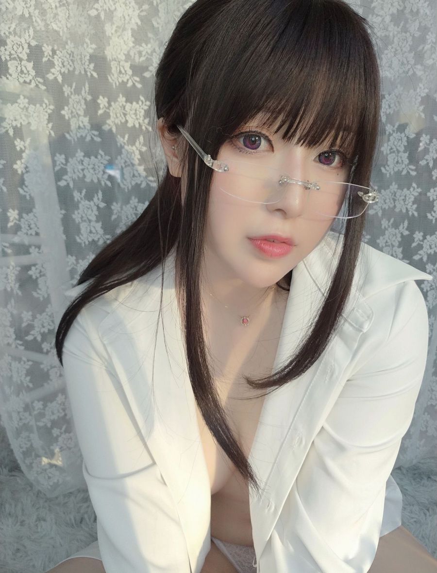网络美女小容仔咕咕咕白衬衫微露小蛮腰创口贴OL主题套图