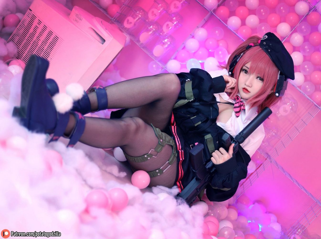 Coser小姐姐Potato Godzilla女警制服完美身材MP7主题私房美图