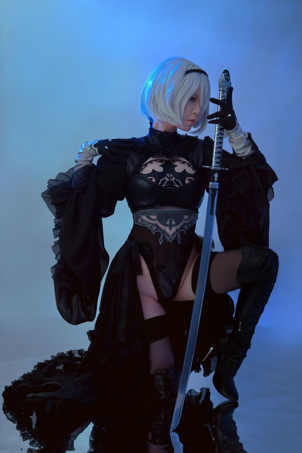 网络美女半半子_黑色高叉连体衣英姿女武士系列性感写真
